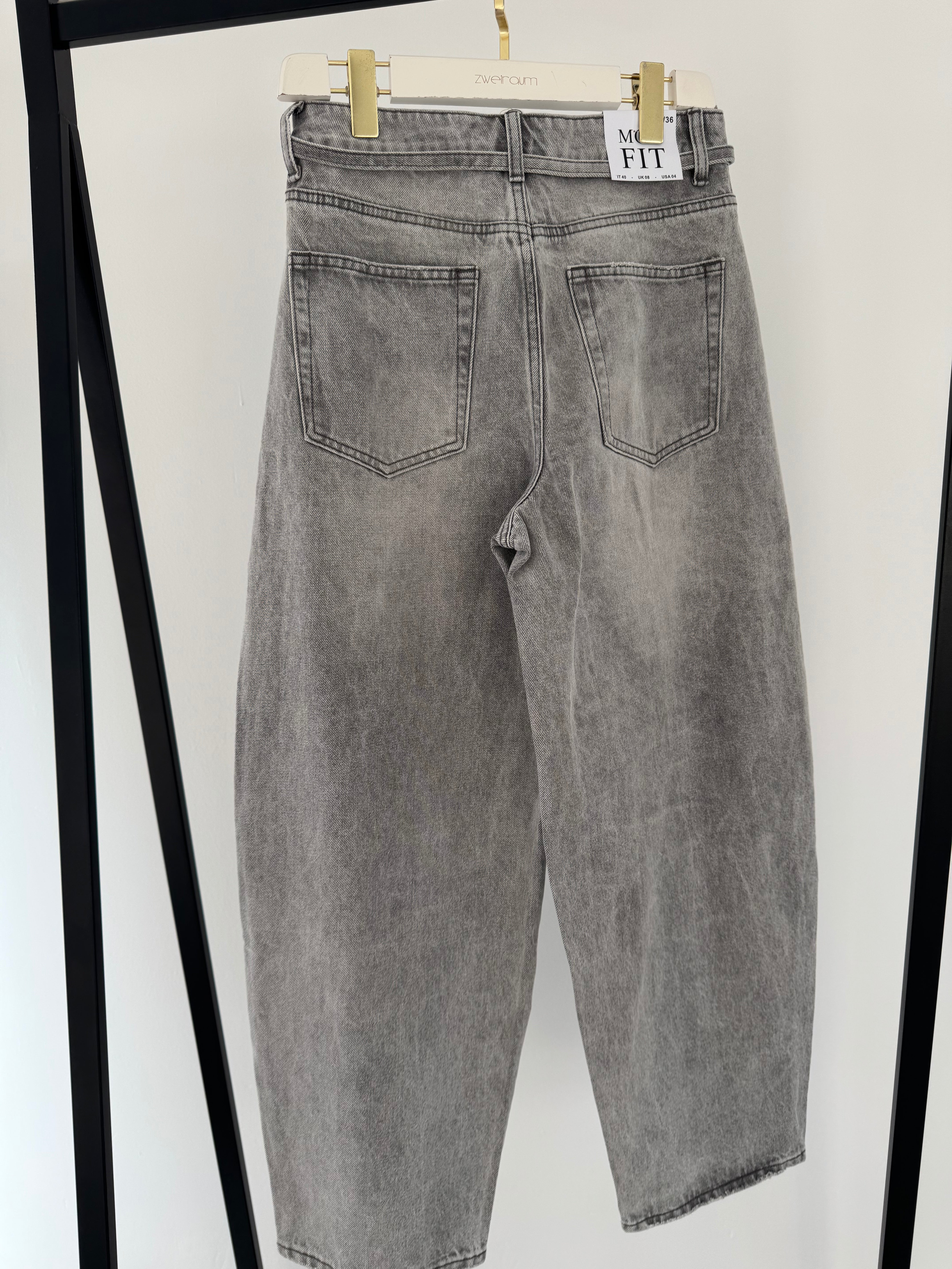 Jeans mit Bindegürtel