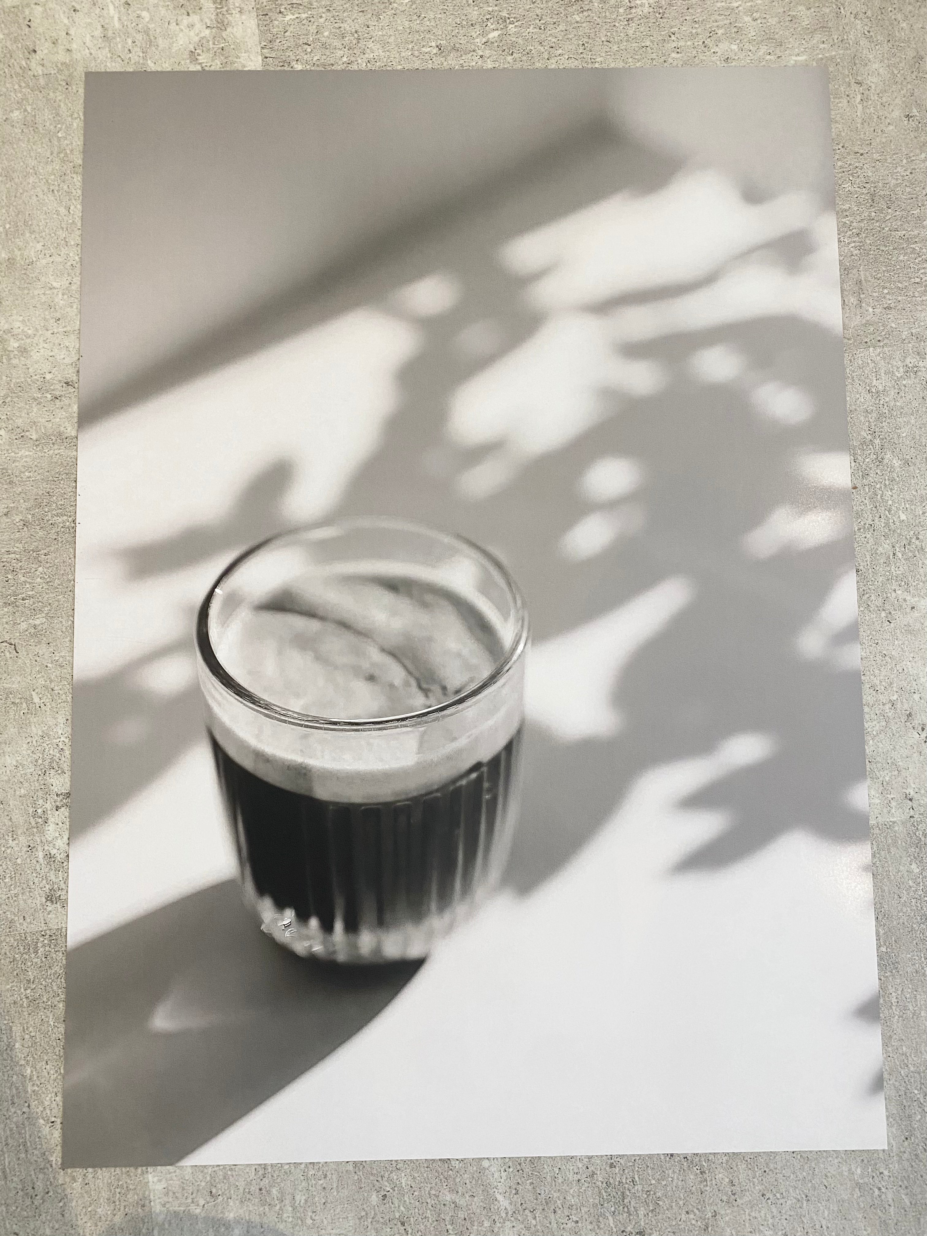 Poster Kaffee im Glas - schwarz/weiß